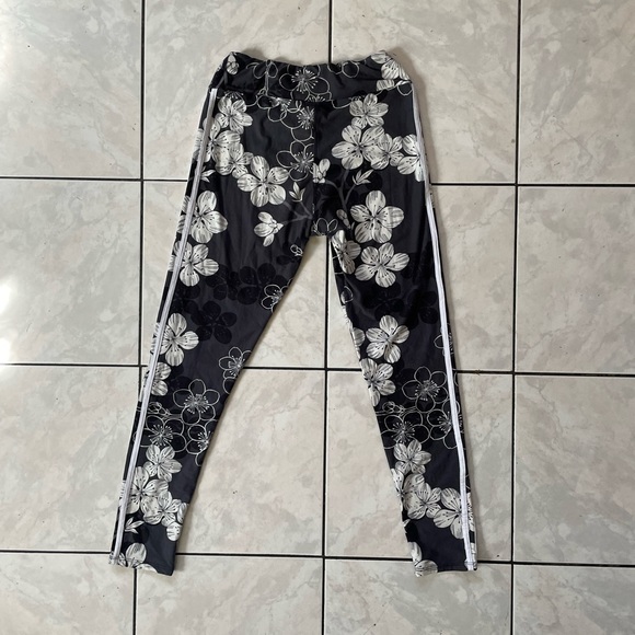 NO BRAND | Women’s Black & White Floral Leggings - Picture 2 of 4